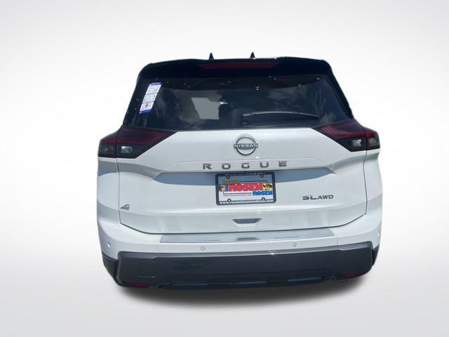 Photo of 2025 Everest White Pearl/Super Black Nissan Rogue