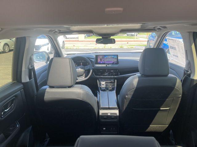 Photo of 2025 Everest White Pearl/Super Black Nissan Rogue