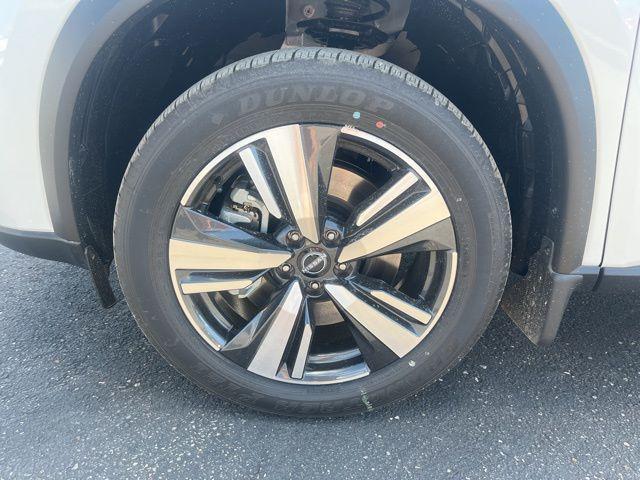 Photo of 2025 Everest White Pearl/Super Black Nissan Rogue
