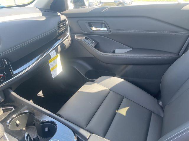 Photo of 2025 Everest White Pearl/Super Black Nissan Rogue