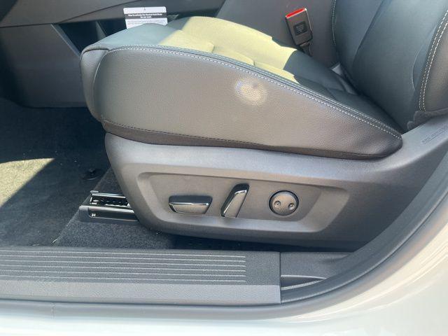 Photo of 2025 Everest White Pearl/Super Black Nissan Rogue