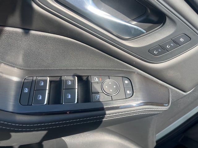 Photo of 2025 Everest White Pearl/Super Black Nissan Rogue