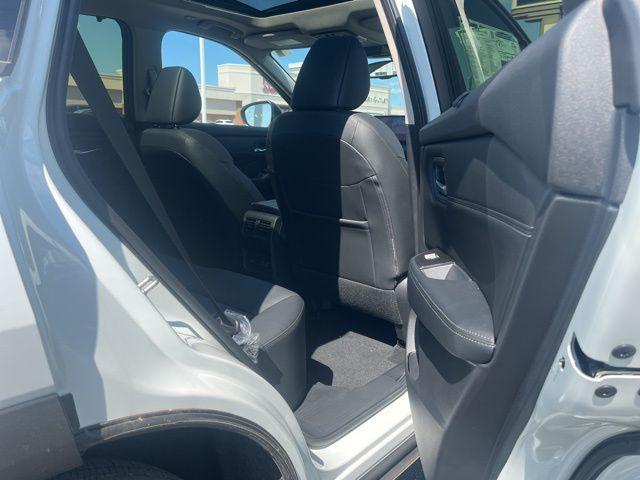 Photo of 2025 Everest White Pearl/Super Black Nissan Rogue