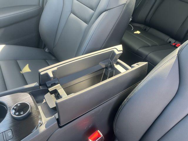 Photo of 2025 Everest White Pearl/Super Black Nissan Rogue
