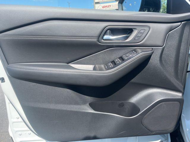 Photo of 2025 Everest White Pearl/Super Black Nissan Rogue
