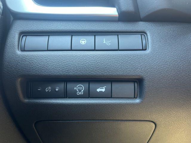 Photo of 2025 Everest White Pearl/Super Black Nissan Rogue
