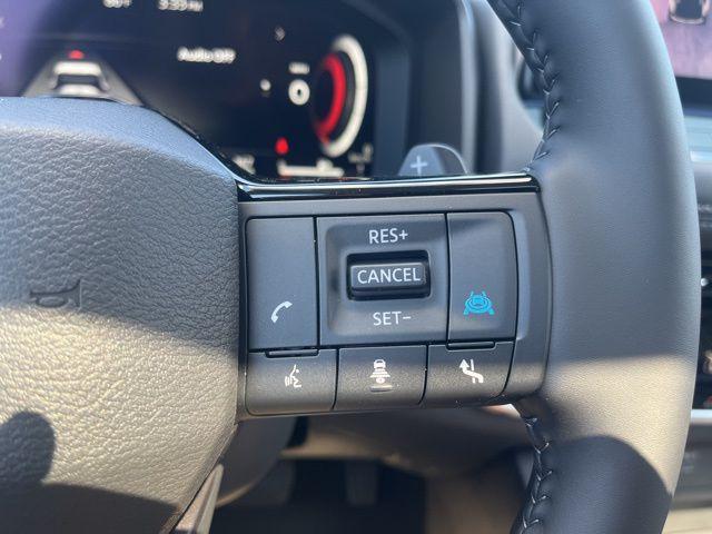 Photo of 2025 Everest White Pearl/Super Black Nissan Rogue