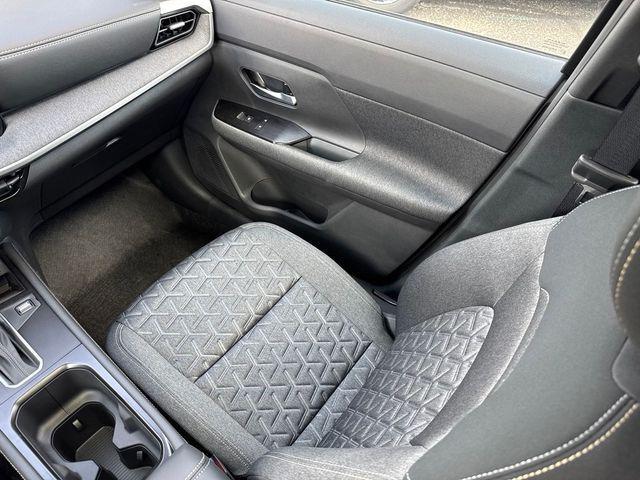 Photo of 2025 Canyon Bronze Metallic Nissan Kicks