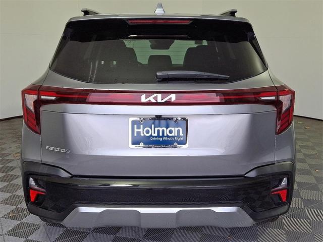 Photo of 2024 Steel Gray Kia Seltos