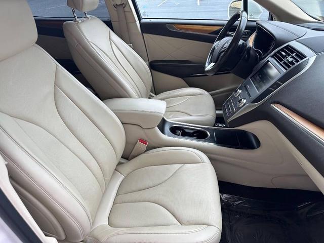 Photo of 2015 White Platinum Metallic Tri-Coat Lincoln MKC