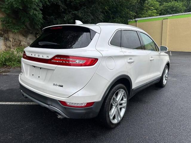 Photo of 2015 White Platinum Metallic Tri-Coat Lincoln MKC