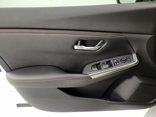 Photo of 2021 White Nissan Sentra