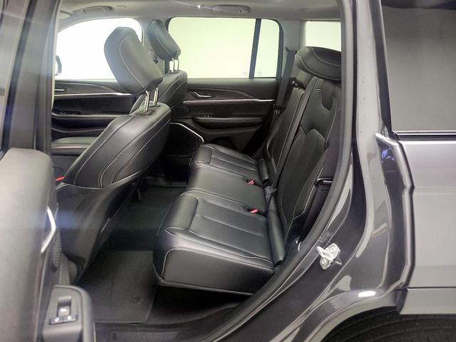 Photo of 2022 Gray Jeep Grand Cherokee