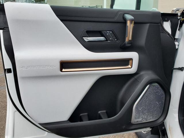 Photo of 2025 Interstellar White GMC HUMMER EV SUV