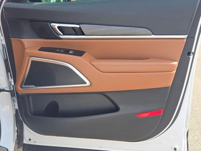 Photo of 2024 Glacial White Pearl Kia Telluride