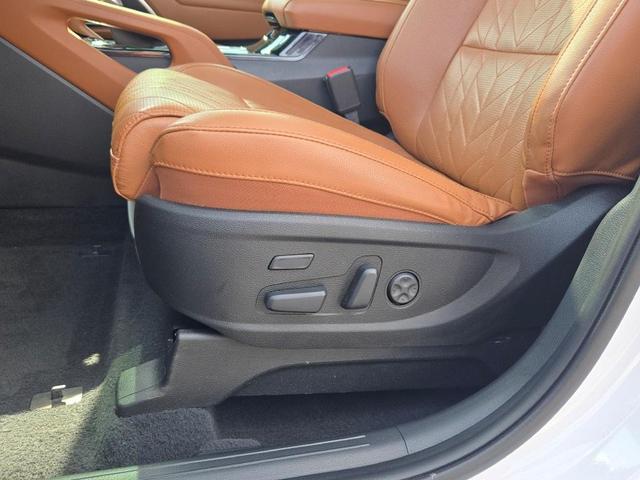 Photo of 2024 Glacial White Pearl Kia Telluride