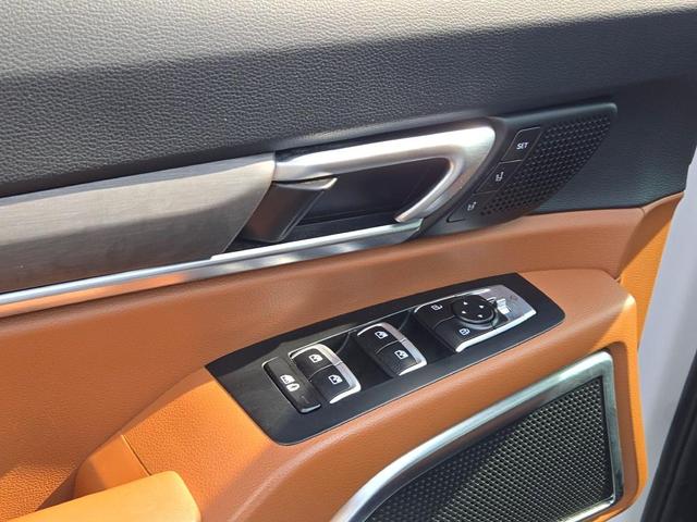 Photo of 2024 Glacial White Pearl Kia Telluride