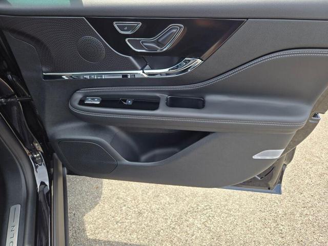 Photo of 2025 INFINITE BLACK MET CC Lincoln Corsair