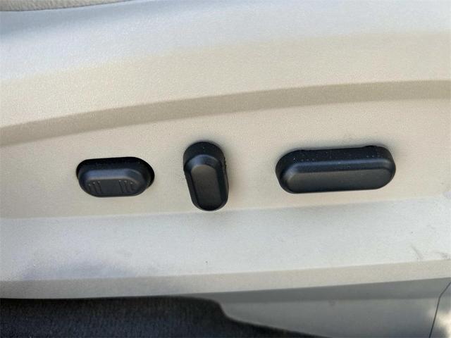 Photo of 2012 White Platinum Clearcoat Metallic Ford Edge