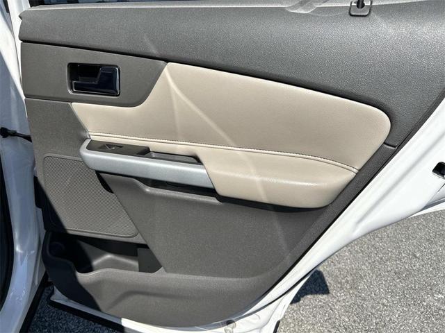 Photo of 2012 White Platinum Clearcoat Metallic Ford Edge