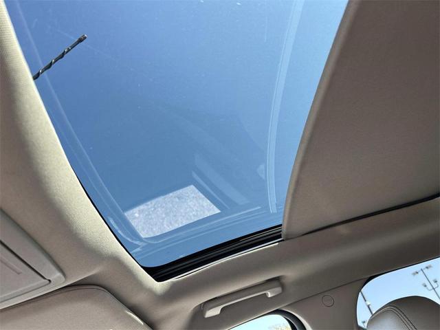 Photo of 2012 White Platinum Clearcoat Metallic Ford Edge
