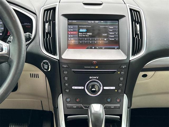 Photo of 2015 White Platinum Ford Edge