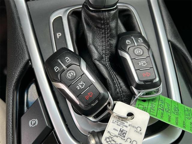 Photo of 2015 White Platinum Ford Edge