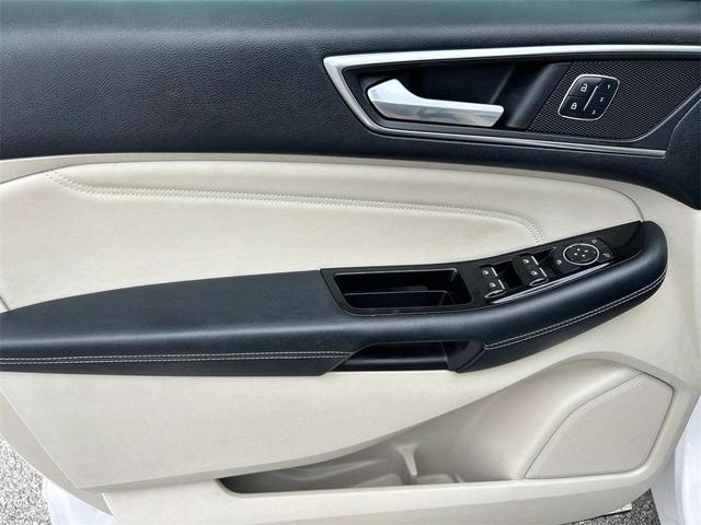 Photo of 2015 White Platinum Ford Edge