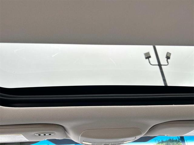 Photo of 2015 White Platinum Ford Edge