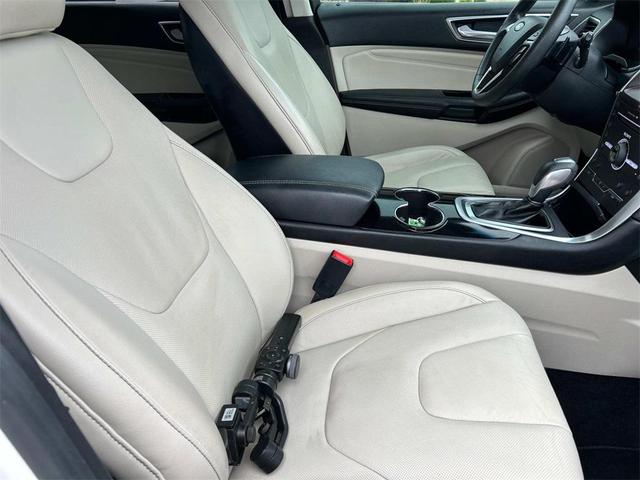 Photo of 2015 White Platinum Ford Edge
