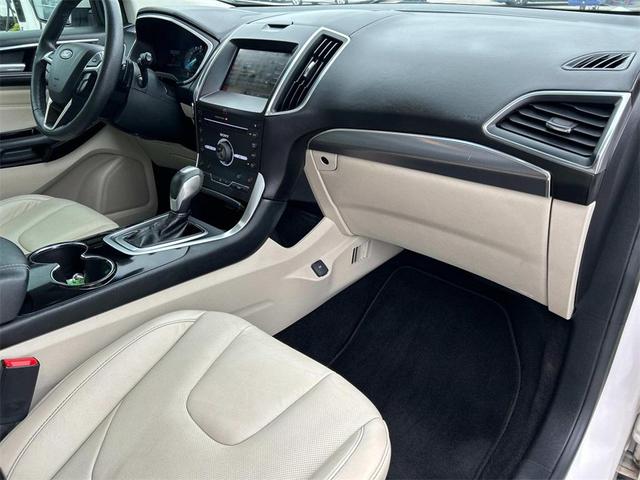 Photo of 2015 White Platinum Ford Edge