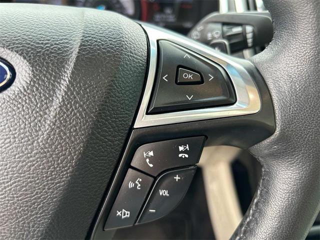 Photo of 2015 White Platinum Ford Edge