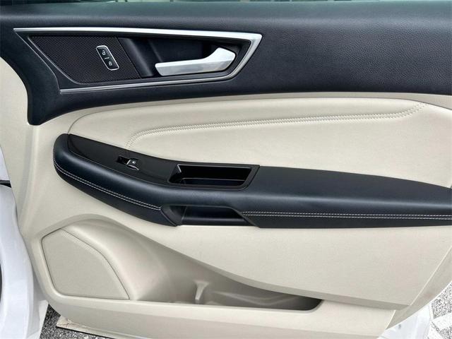 Photo of 2015 White Platinum Ford Edge