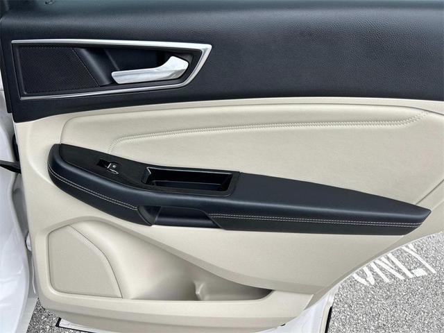 Photo of 2015 White Platinum Ford Edge