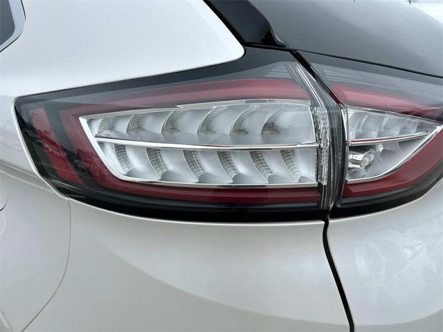 Photo of 2015 White Platinum Ford Edge