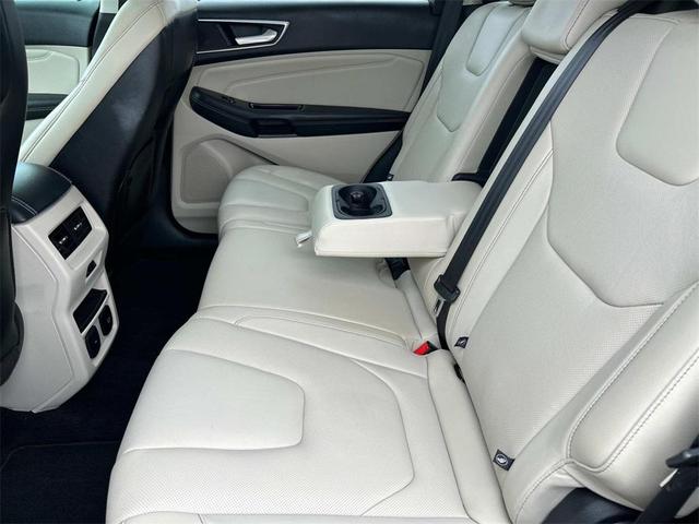 Photo of 2015 White Platinum Ford Edge