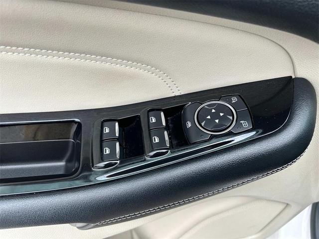 Photo of 2015 White Platinum Ford Edge