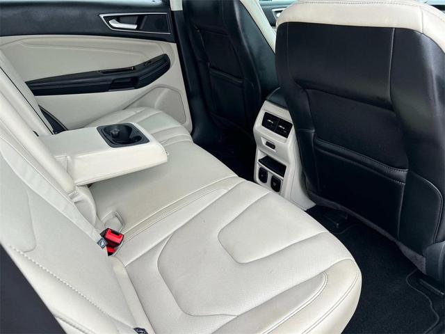 Photo of 2015 White Platinum Ford Edge