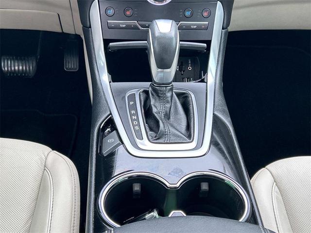Photo of 2015 White Platinum Ford Edge