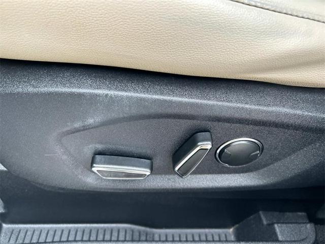 Photo of 2015 White Platinum Ford Edge