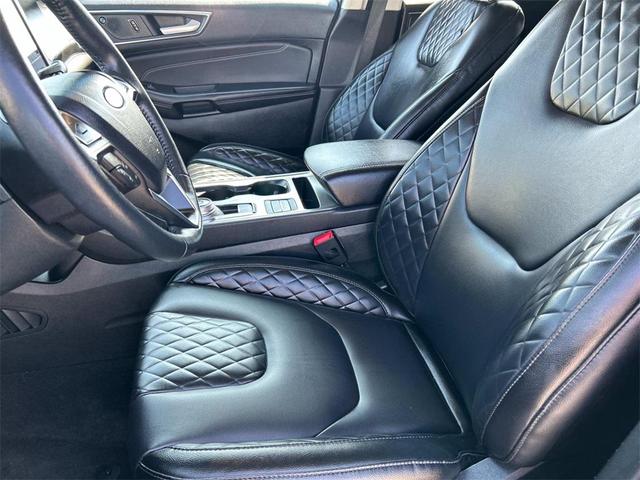 Photo of 2024 Black Metallic Ford Edge