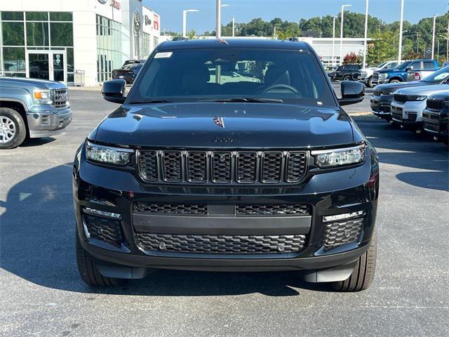 Photo of 2025 Diamond Black Crystal Pearlcoat Jeep Grand Cherokee L