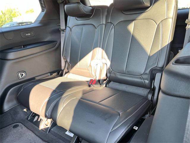 Photo of 2025 Diamond Black Crystal Pearlcoat Jeep Grand Cherokee L