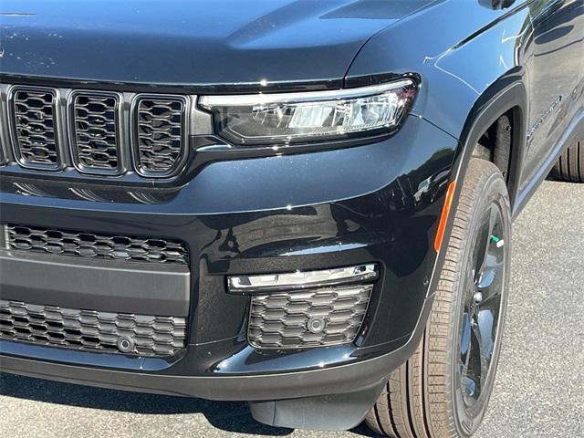 Photo of 2025 Diamond Black Crystal Pearlcoat Jeep Grand Cherokee L