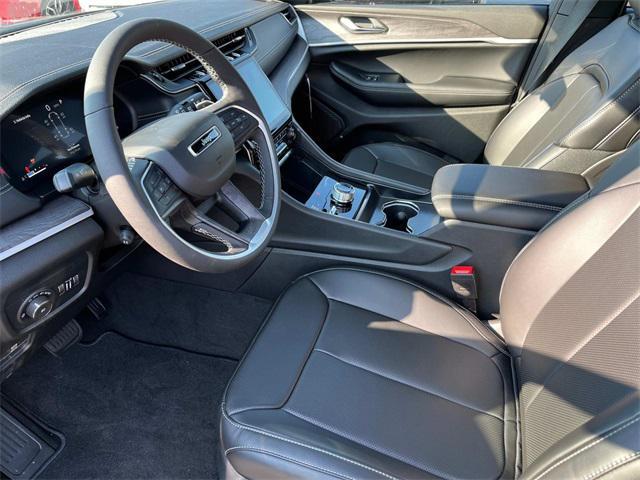 Photo of 2025 Diamond Black Crystal Pearlcoat Jeep Grand Cherokee L