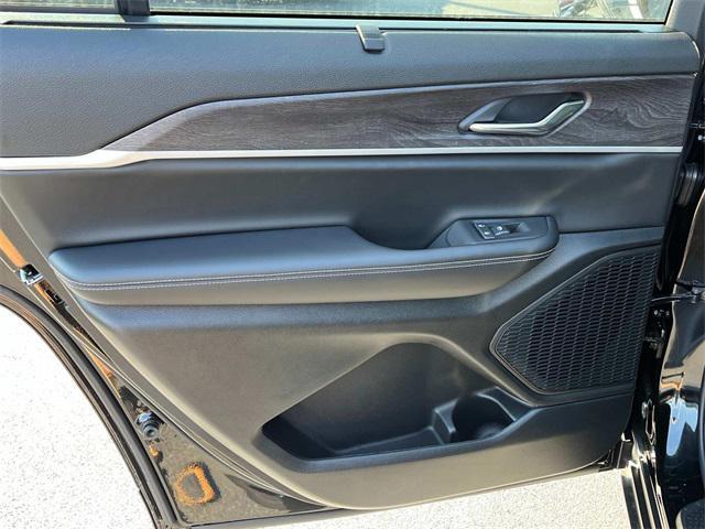 Photo of 2025 Diamond Black Crystal Pearlcoat Jeep Grand Cherokee L