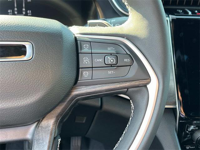 Photo of 2025 Diamond Black Crystal Pearlcoat Jeep Grand Cherokee L