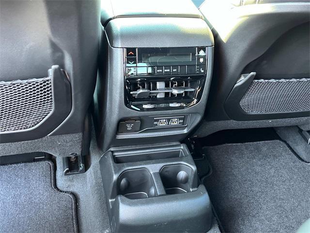 Photo of 2025 Diamond Black Crystal Pearlcoat Jeep Grand Cherokee L