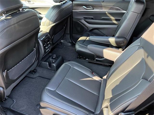 Photo of 2025 Diamond Black Crystal Pearlcoat Jeep Grand Cherokee L