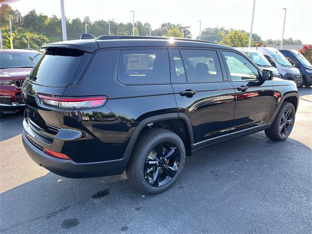 Photo of 2025 Diamond Black Crystal Pearlcoat Jeep Grand Cherokee L
